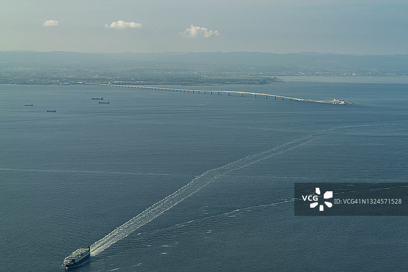 从飞机上俯瞰日本千叶县东京湾的航船图片素材