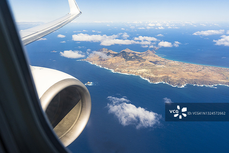 从飞机舷窗看到的圣港岛，马德拉图片素材