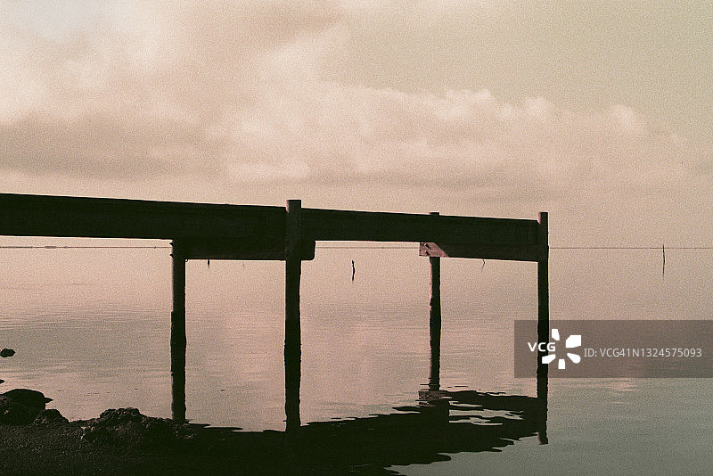 日落时分的木制码头图片素材