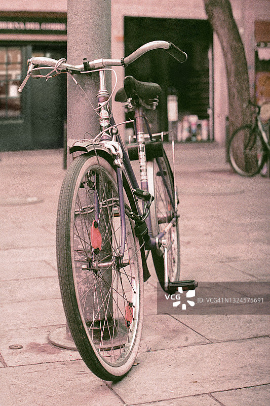 停在城市街道上的自行车图片素材