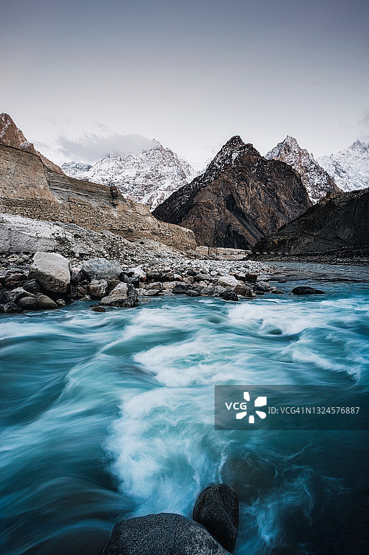 绿松石湖泊与雪山山脉背景，巴基斯坦喀喇昆仑公路图片素材