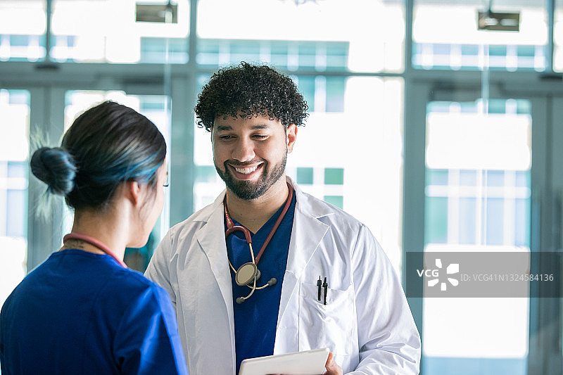 医生笑着和护士说话图片素材