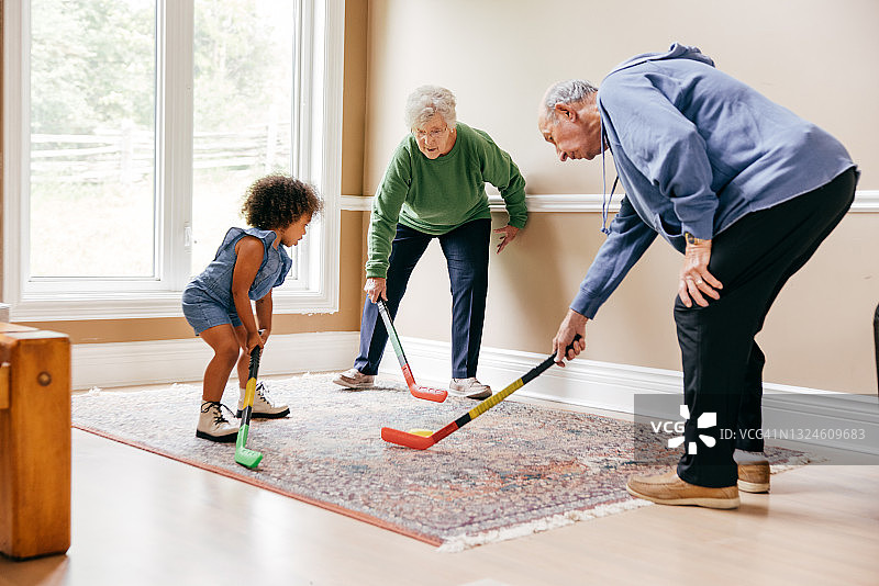 一家人在室内打冰球图片素材