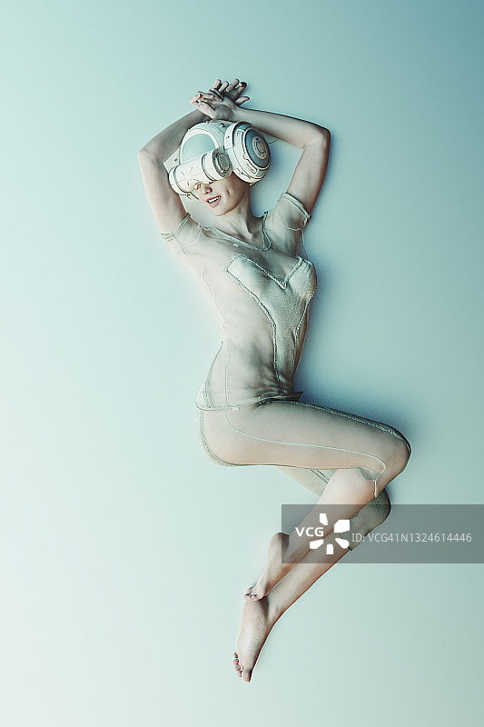 佩戴虚拟现实头盔的女人图片素材