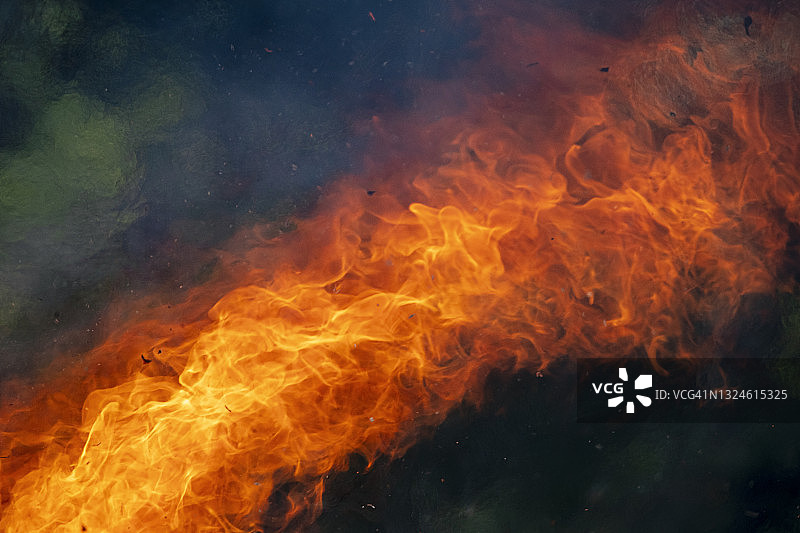 森林大火的火焰爆炸特写图片素材