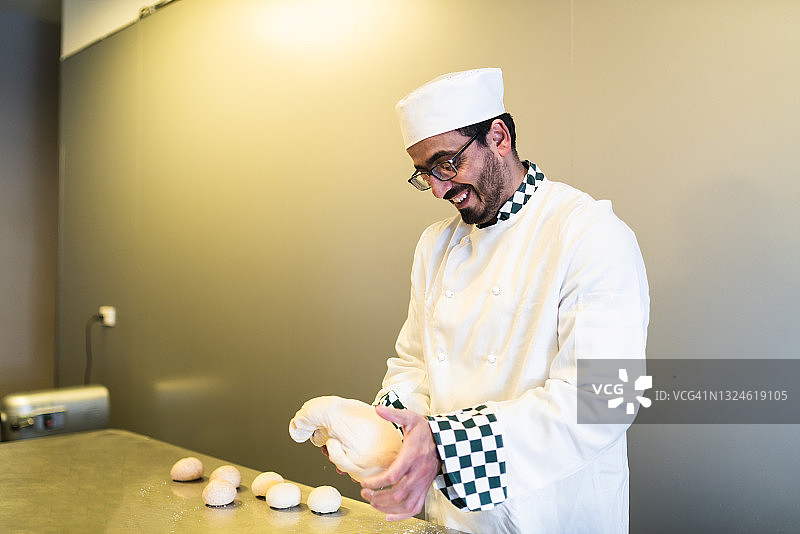 厨师面带微笑地揉面团图片素材