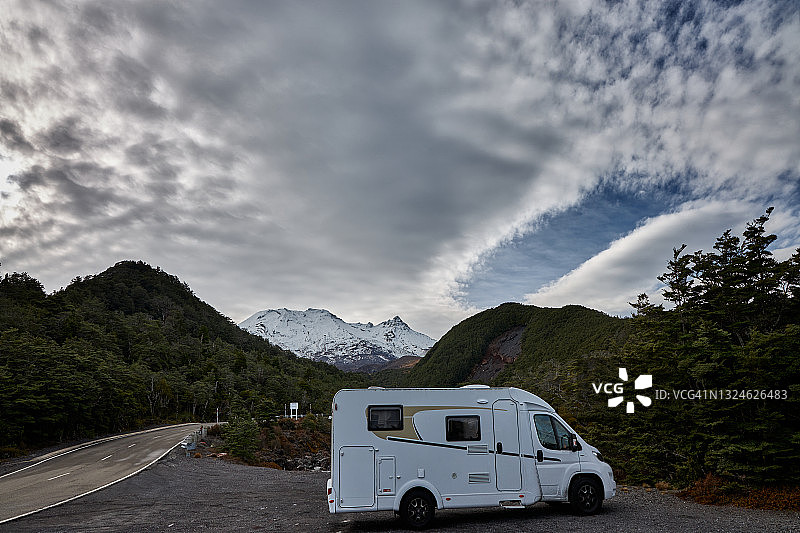 房车公路旅行图片素材