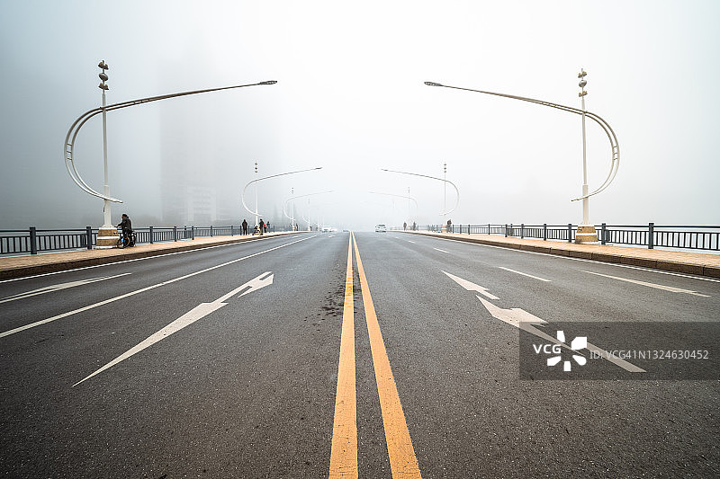雾中的城市高速公路图片素材