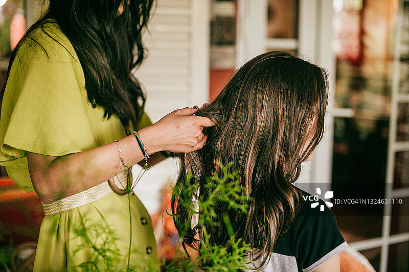 母亲给女儿梳头图片素材