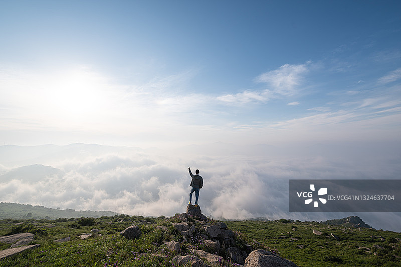 一个年轻男人站在山顶图片素材