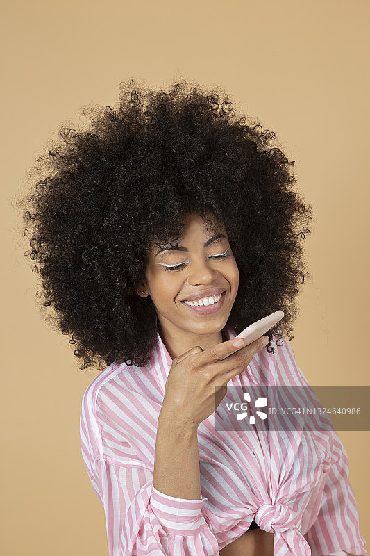 黑人女子用智能手机控制音频图片素材