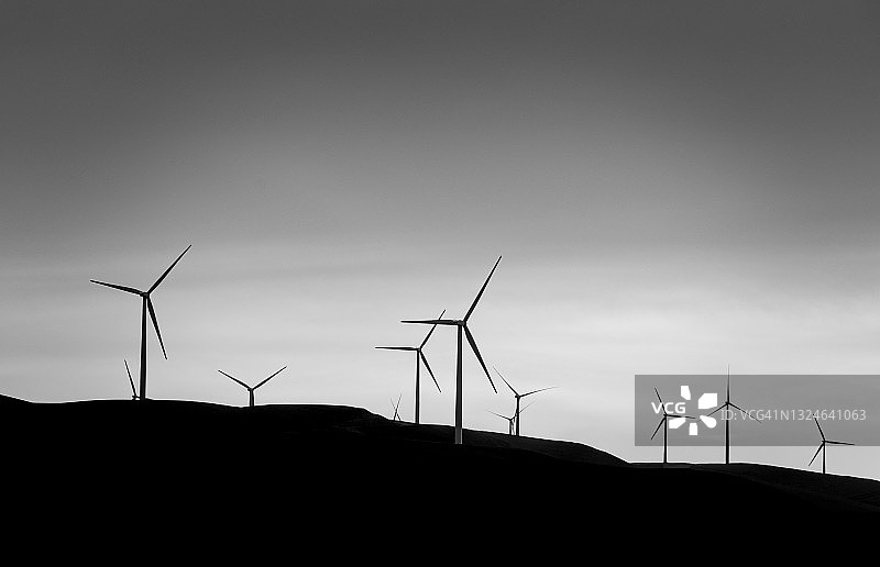 黄昏时山丘上的風力涡轮机图片素材