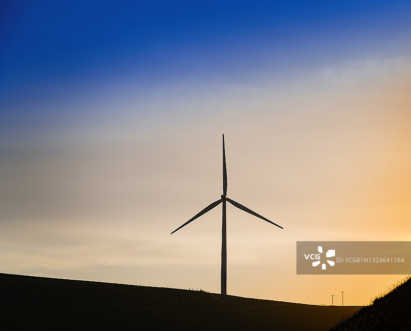 山丘上的单个风力涡轮机图片素材