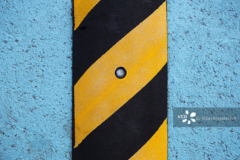 道路上的彩色减速带图片素材