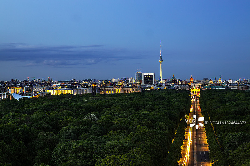 日出时分的柏林天际线与电视塔（德国）图片素材