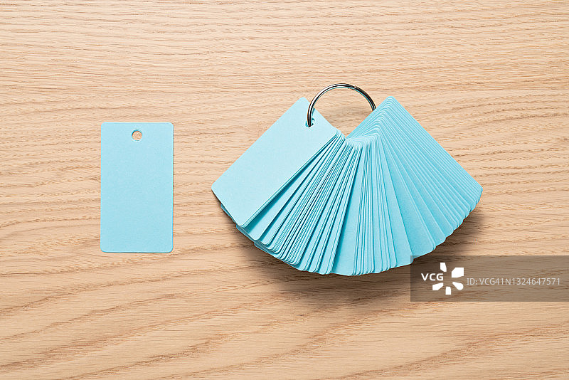 蓝色卡片上的空白分隔卡片图片素材