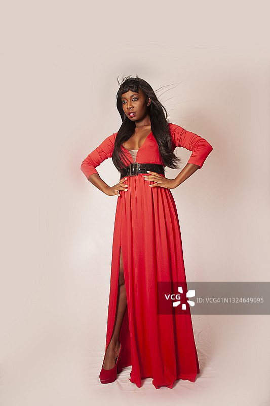 身穿红色连衣裙的非洲女人图片素材