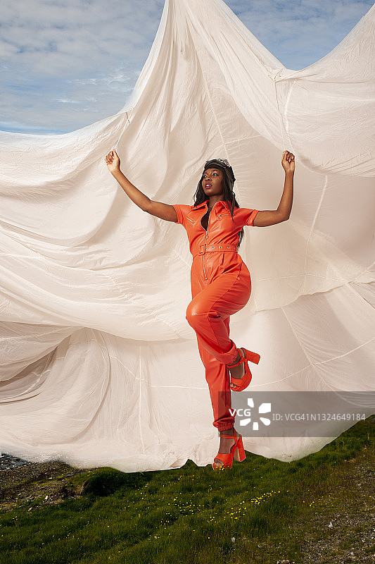 拿着降落伞的迷人非洲女性图片素材