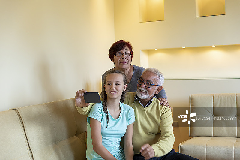 祖父母和孙女自拍，享受生活图片素材