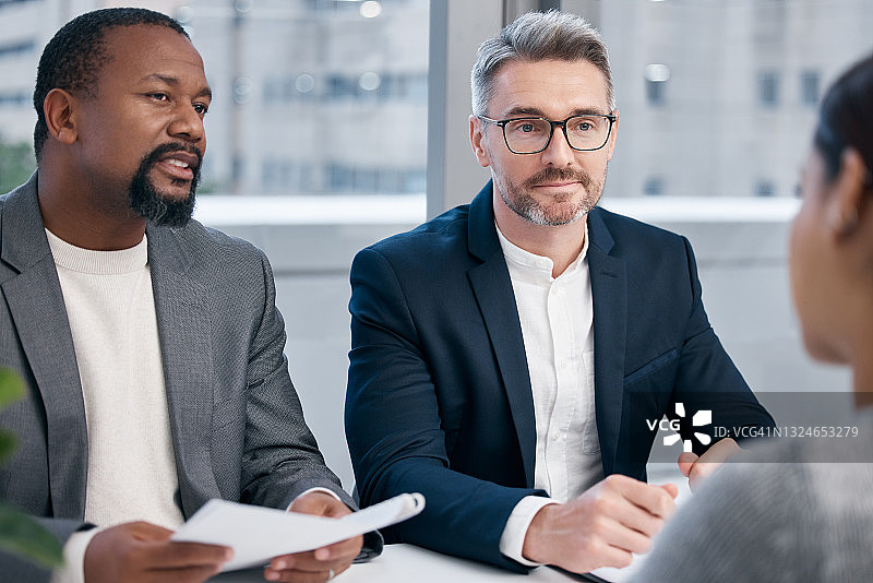 一群商人在办公室开会图片素材