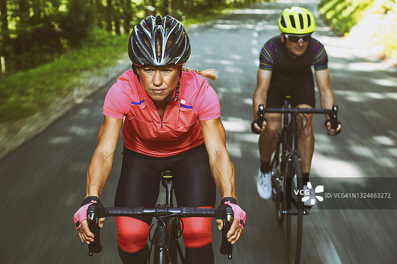 骑自行车的情侣肖像图片素材