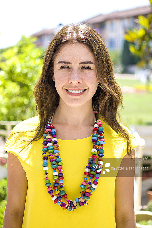 在户外摆姿势的少女图片素材