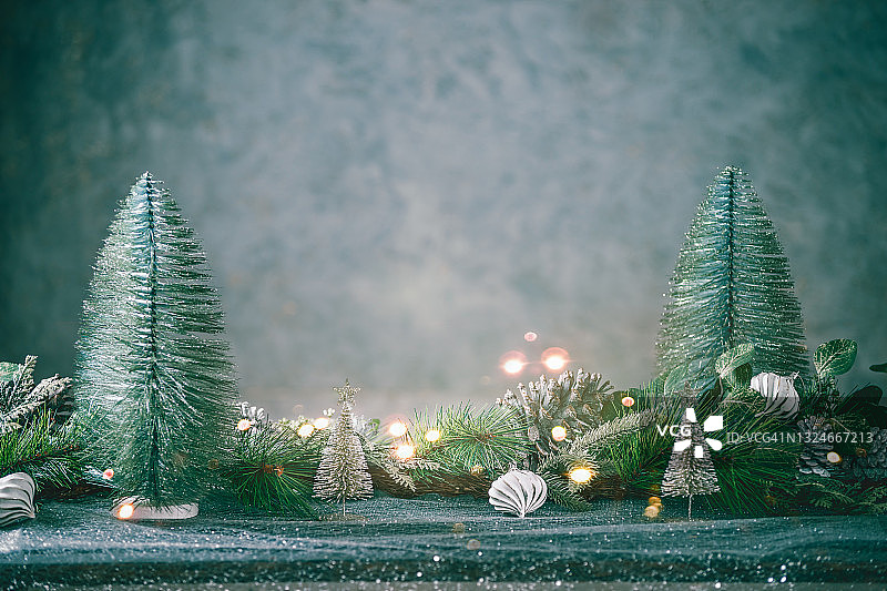 圣诞节背景，圣诞树松果灯饰餐桌图片素材