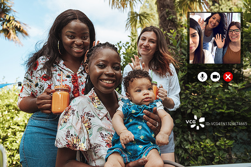 参加虚拟派对与朋友们一同庆祝的女人图片素材