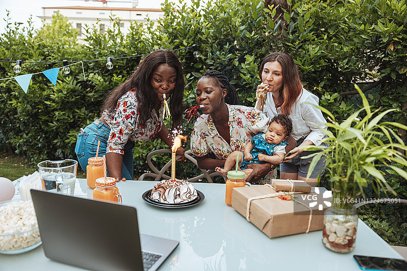 参加虚拟派对与朋友们一同庆祝的女人图片素材