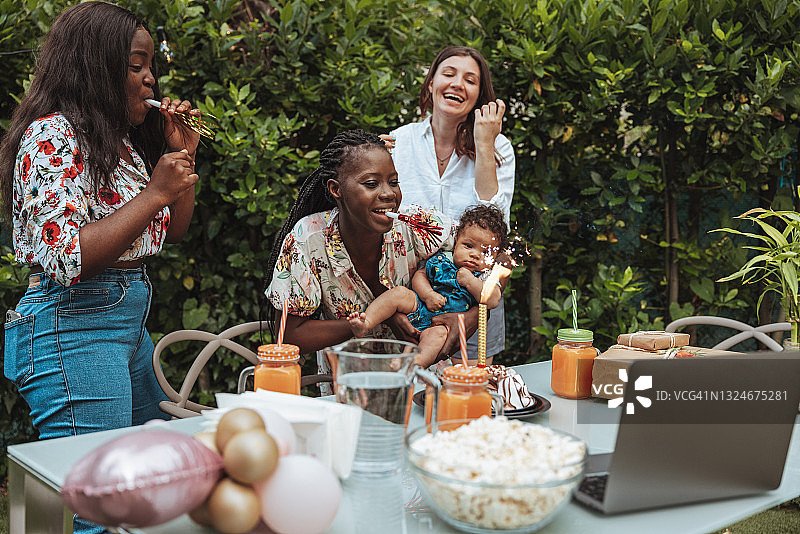 参加虚拟派对与朋友们一同庆祝的女人图片素材