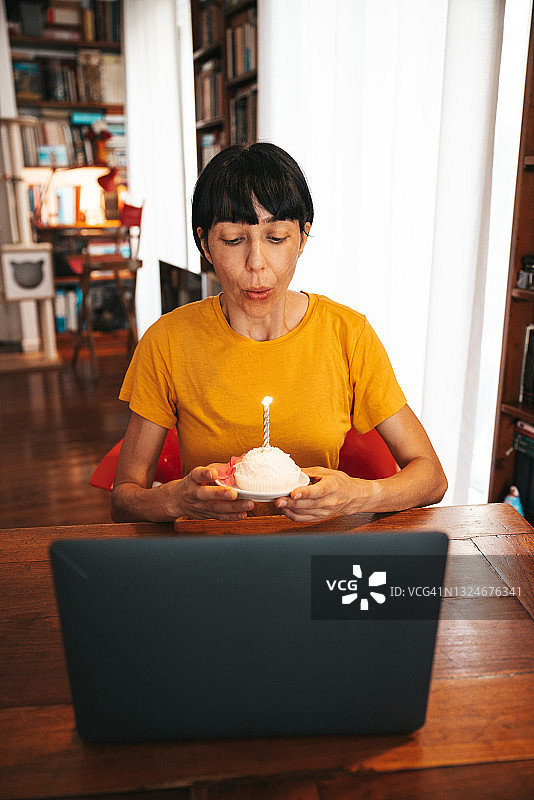 女人在家与朋友参加虚拟派对庆祝图片素材