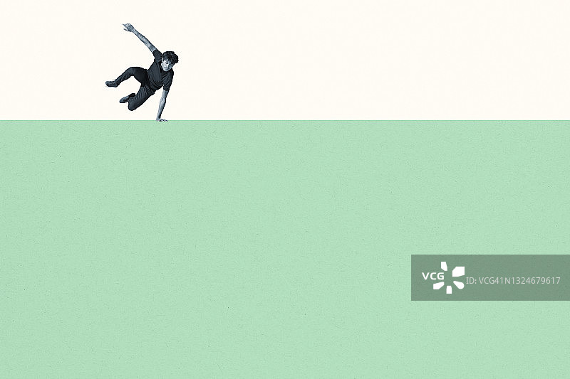 年轻男人跳过绿色的墙图片素材