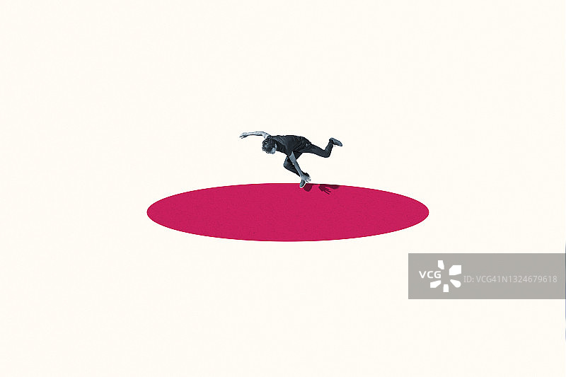 年轻人摔倒在粉色椭圆上图片素材