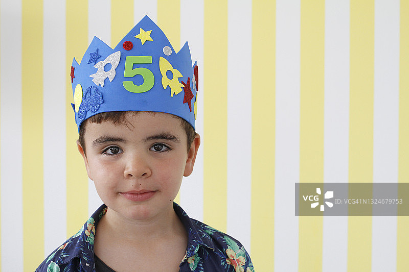 生日男孩肖像图片素材