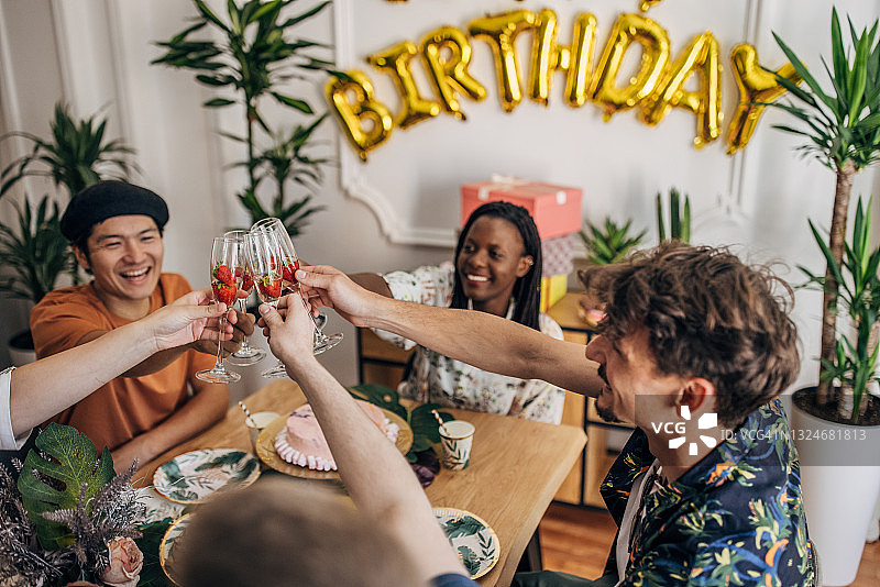 生日聚会上的人们图片素材