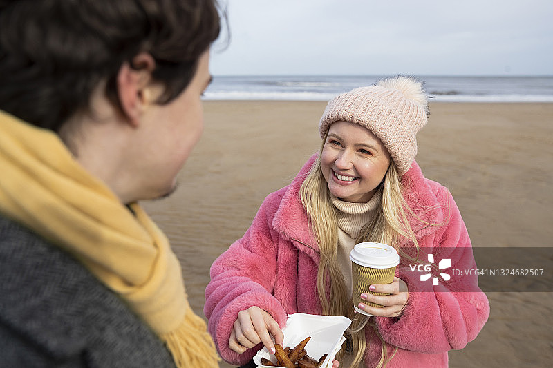 在海滩分享薯片图片素材