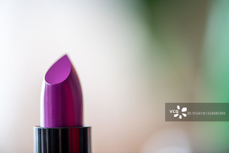 紫色口红特写图片素材