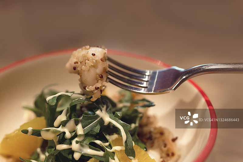 黑莓沙拉配蔬菜、杏仁、羊乳酪、鳄梨和菲达奶酪图片素材