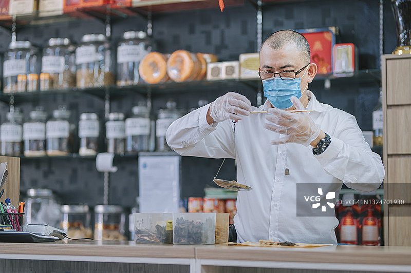 中药店里的中药师图片素材