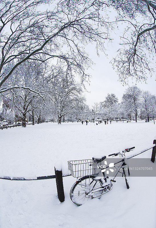 伦敦富勒姆的帕森斯格林公园和自行车被雪覆盖图片素材