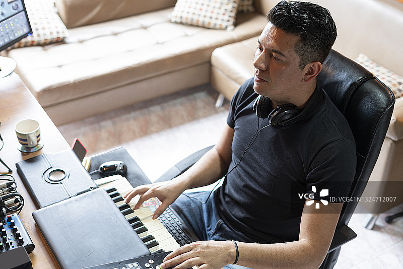 疫情期间在家工作制作音乐的音乐制作人图片素材