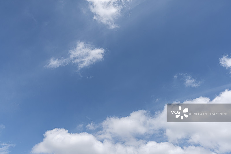 蓝天映衬着白云图片素材