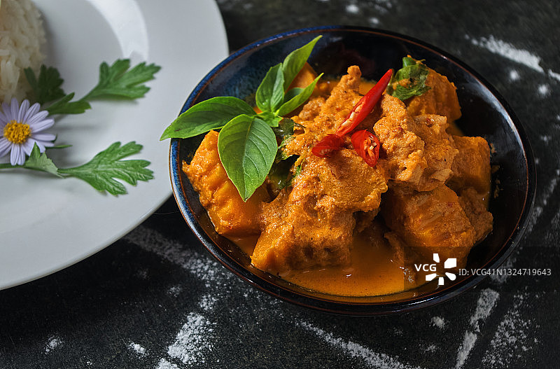 黑碗盛南瓜红咖喱图片素材