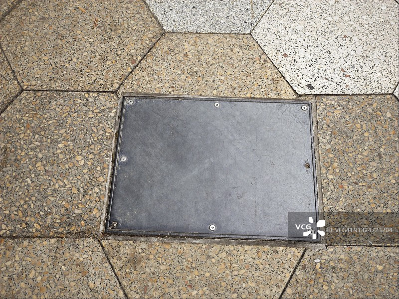 路面上的金属板图片素材
