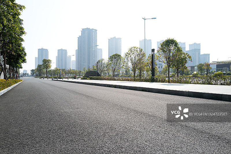 空旷的城市沥青路图片素材