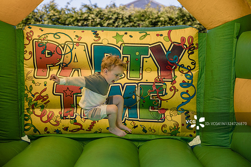 在充气城堡里的男孩图片素材