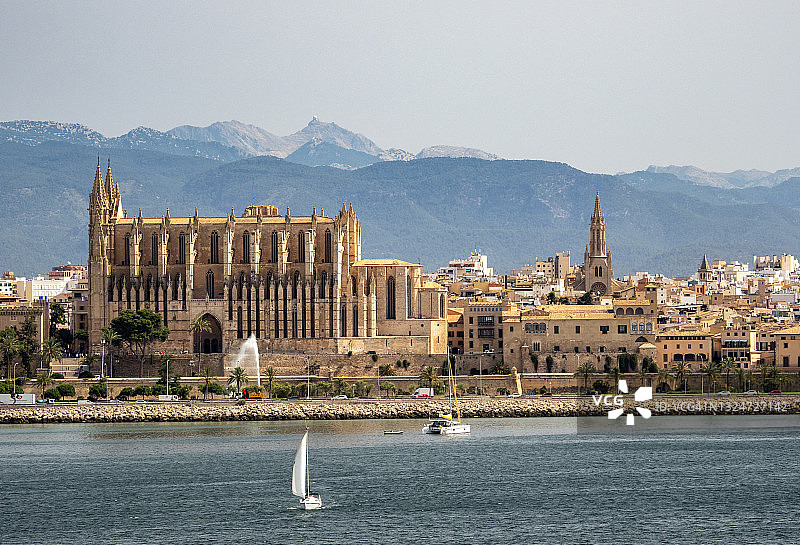 从海上看到的马略卡岛帕尔马市和大教堂景色图片素材