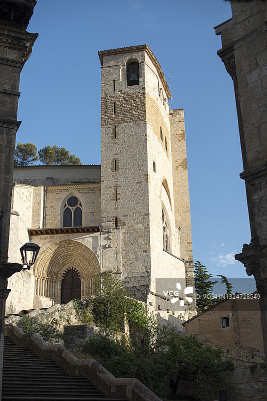 西班牙圣地亚哥朝圣之路上的埃斯特拉教堂塔楼图片素材