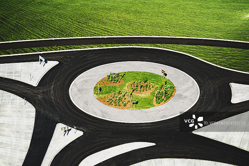 新建的环形交叉路口图片素材