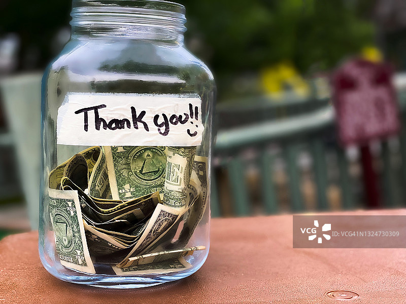 结账柜台上的玻璃小费罐图片素材